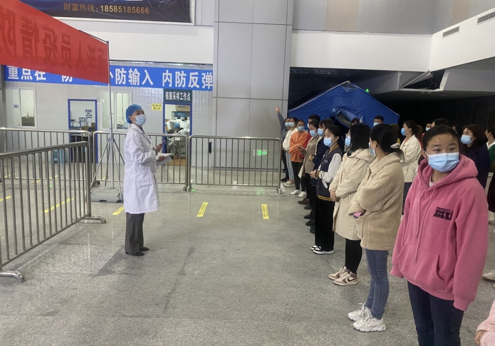 杜敏率队到毕节市高铁站出站口开展疫情防控督导工作