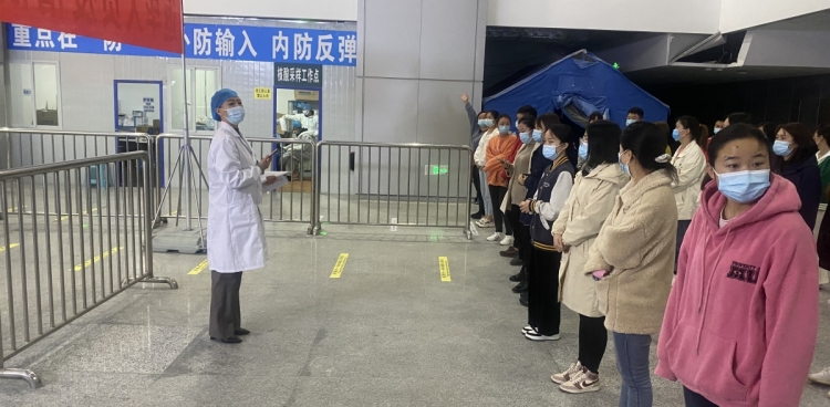 杜敏率队到毕节市高铁站出站口开展疫情防控督导工作