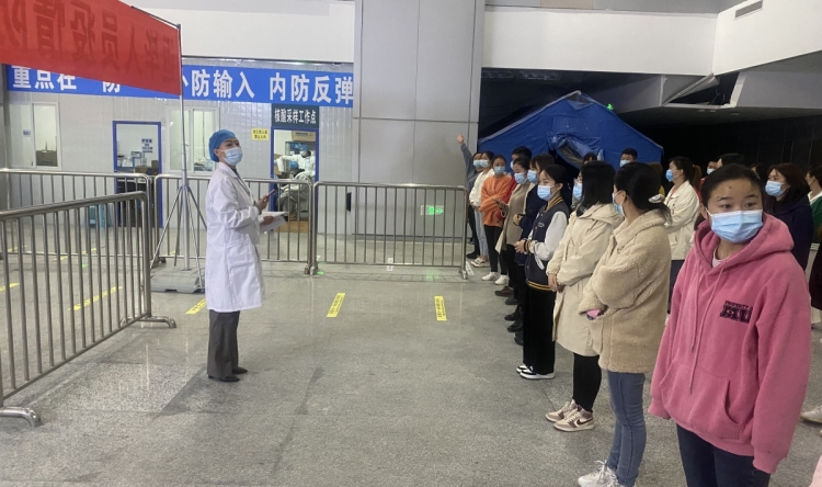 杜敏率队到毕节市高铁站出站口开展疫情防控督导工作