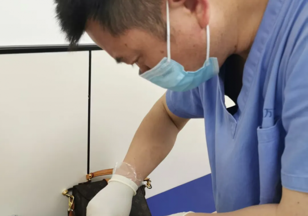 从僵直行走到舒展笑容：一位腰痛患者的诊疗纪实