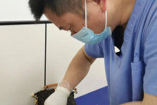 从僵直行走到舒展笑容：一位腰痛患者的诊疗纪实