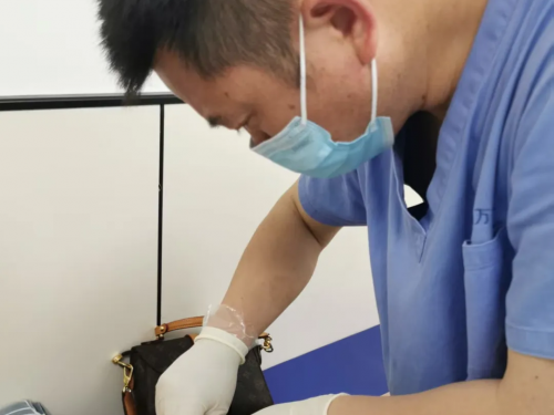 从僵直行走到舒展笑容：一位腰痛患者的诊疗纪实