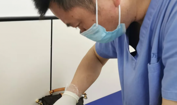 从僵直行走到舒展笑容：一位腰痛患者的诊疗纪实